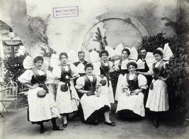Az Ős Budavára Pilseni sörcsarnokának személyzete 1896-ban