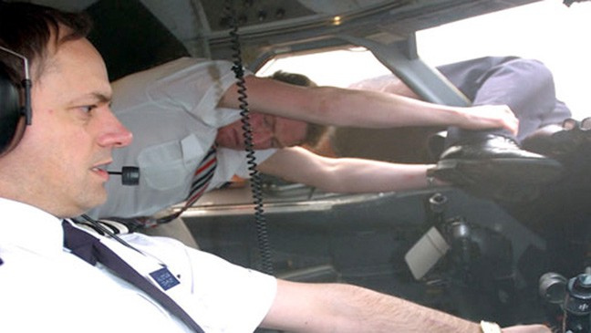 A kép a baleset rekonstruálásához készült videóból származik. A kapitány lába a műszerfal és a szarvkormány közé ragadt be, többek között ez mentette meg az életét