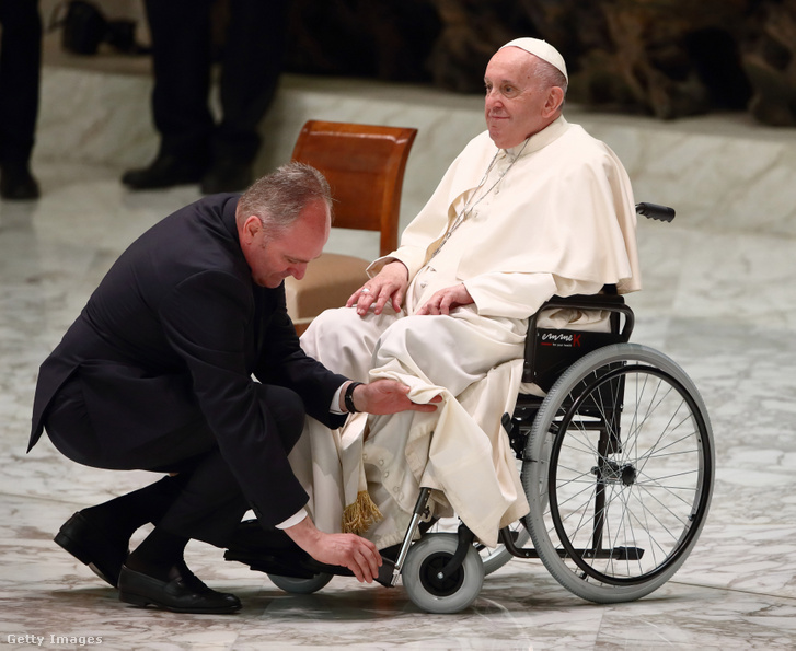 Ferenc pápa kerekesszékbe kényszerült térdfájdamai miatt