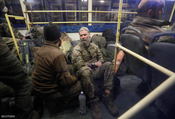 Ukrán katonák akik megadták magukat az Azovstal acélművében töltött hetek után Olenivka településen Ukrajna Donyeck régiójában 2022. május 17-én