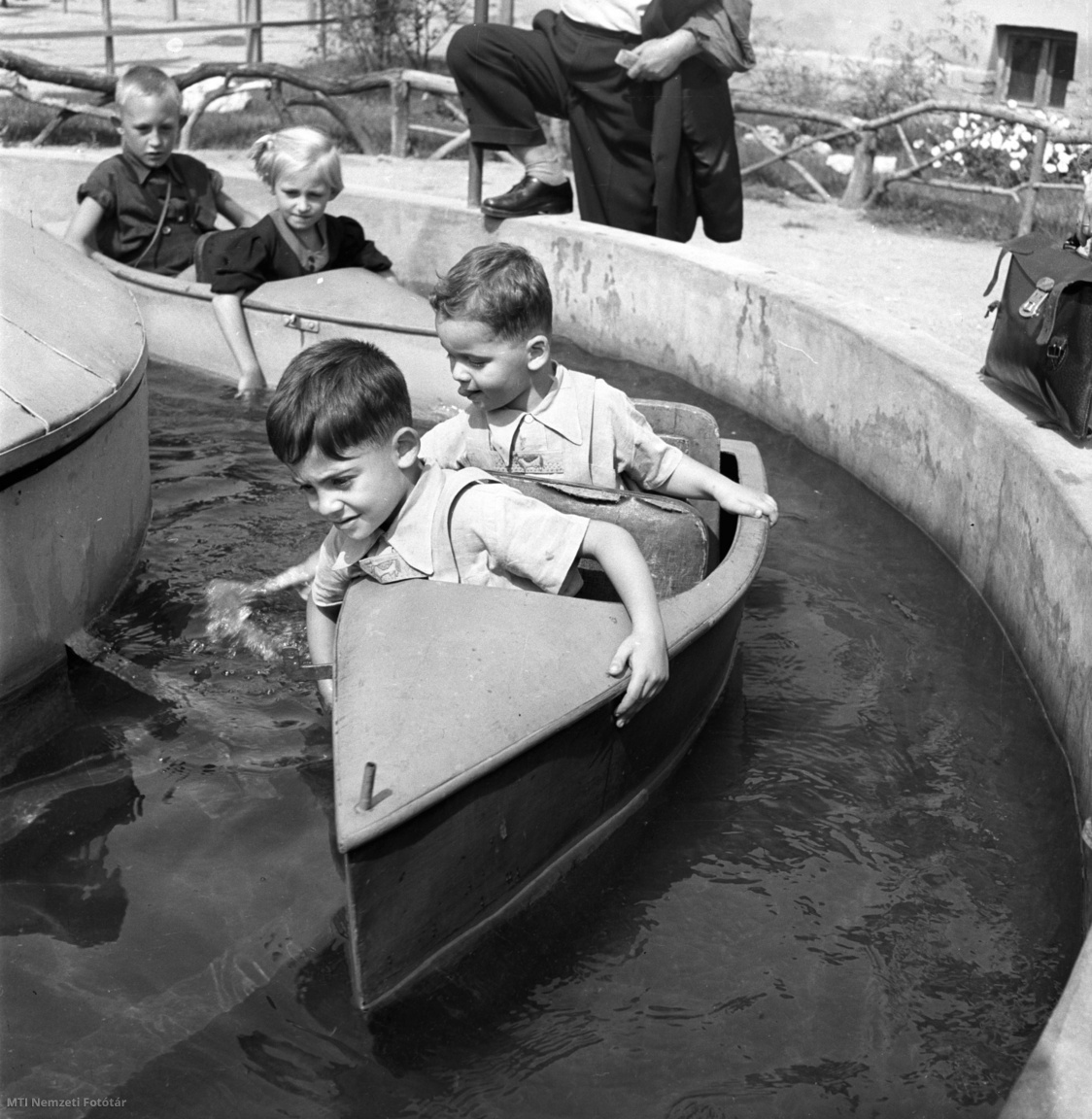 Budapest, 1951. augusztus 16. Gyerekek hajóban ülve szórakoznak az 1950. májusa óta működő Vidámparkban.