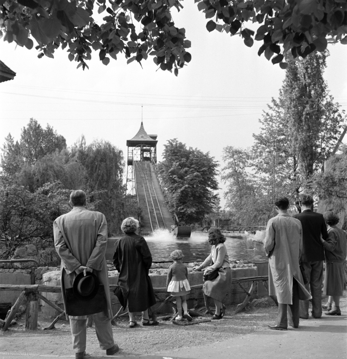 Budapest, 1955. május 28. Látogatók nézik a vízbe csobbanó Siklót a Budapesti Vidámparkban.