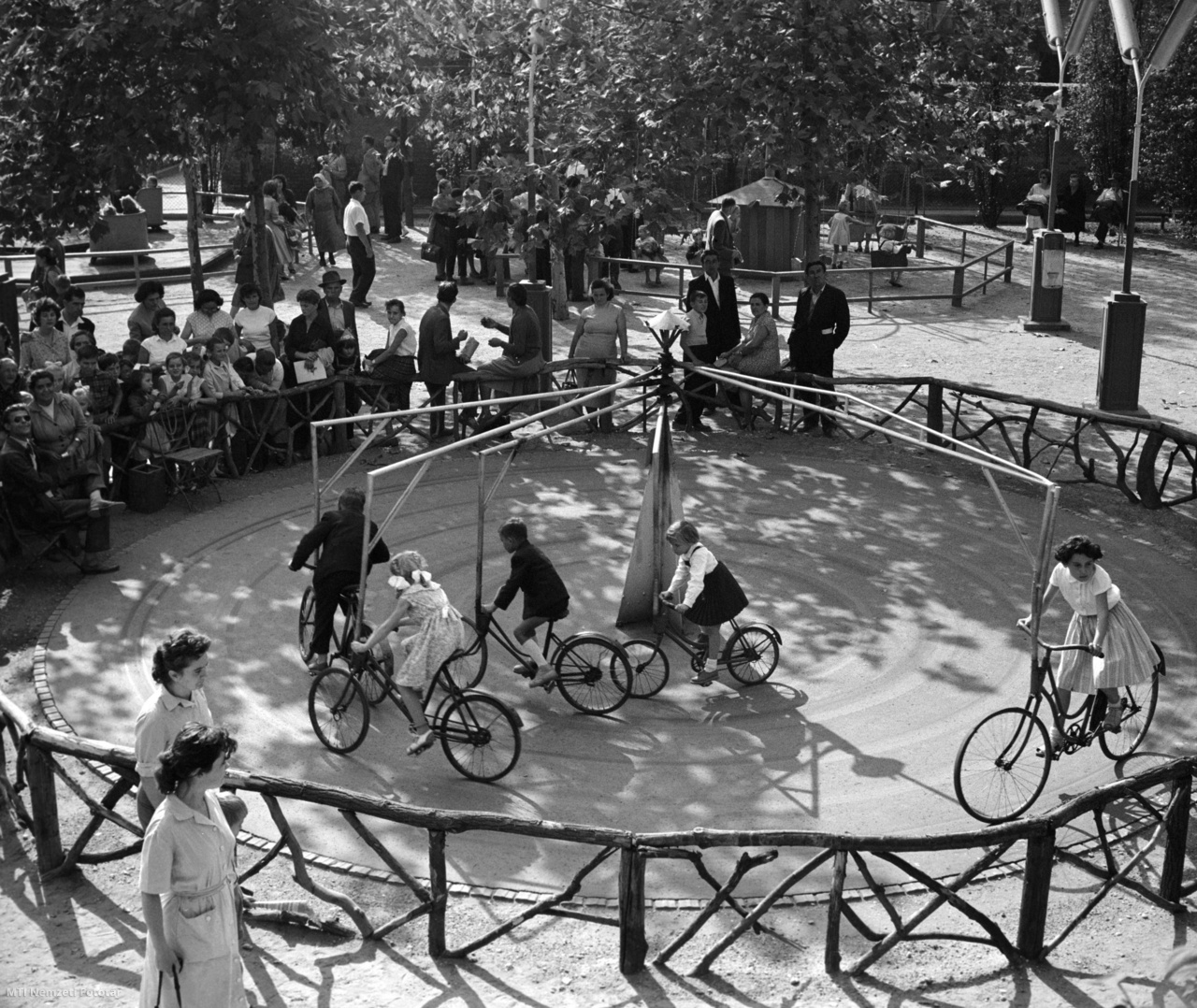 Budapest, 1959. szeptember 14. Biciklis karuszelben kerékpároznak a gyerekek a Vidámpark melletti, a 10 éven aluli gyerekek számára létesített Kis Vidámparkban.