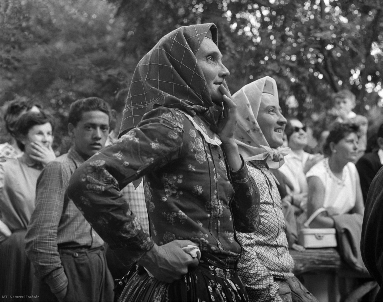 Budapest, 1961. július 19. Szórakozó közönség a Vidámparkban, az elvarázsolt kastély hordójánál.