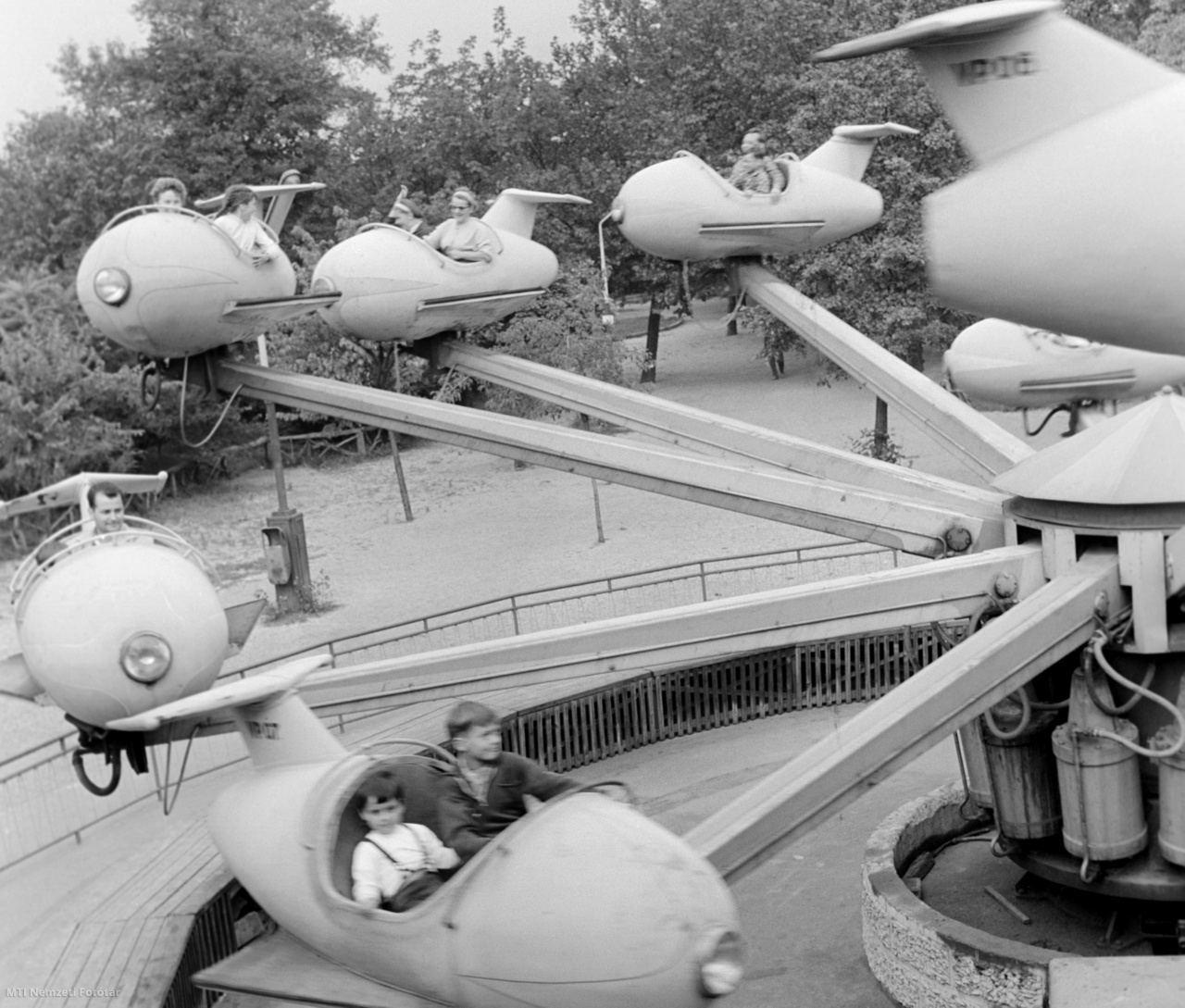 Budapest, 1964. augusztus 14. Szórakozók az egyik játékon a budapesti Vidámparkban.