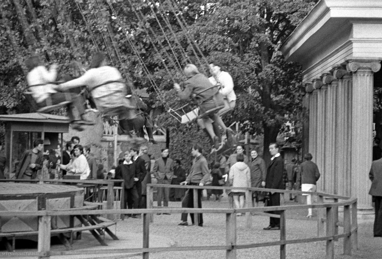 Budapest, 1968. szeptember 30. Körhintázó vendégek a Vidámparkban.