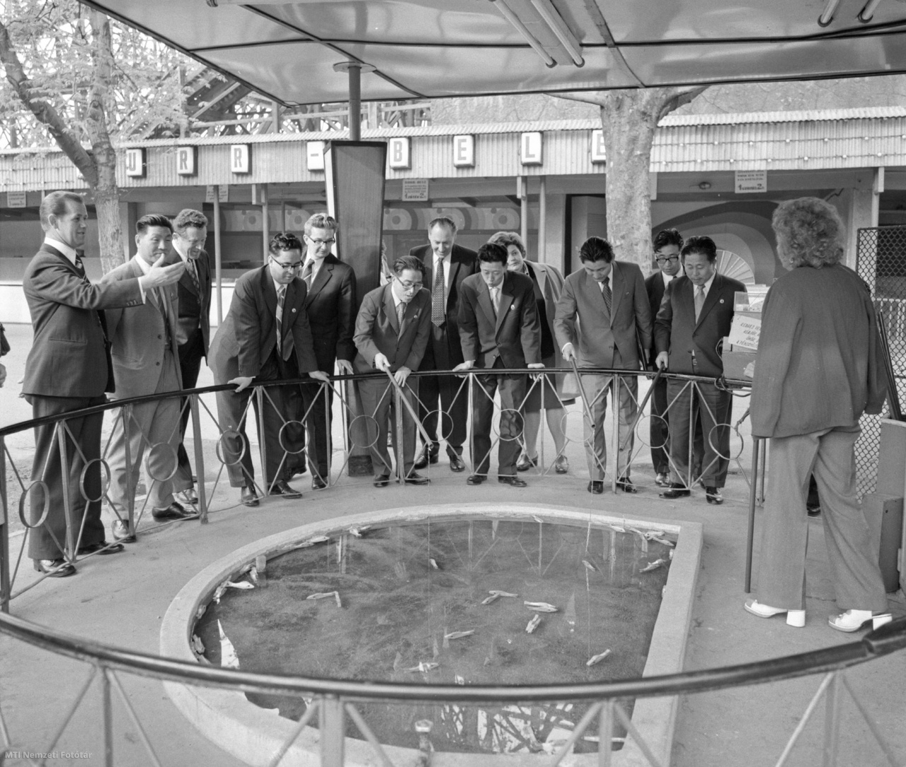 Budapest, 1976. április 23. Ho Dam, a Koreai Népi Demokratikus Köztársaság (KNDK) miniszterelnök-helyettese és külügyminisztere (b6), valamint a koreai delegáció tagjai állnak az egyik játéknál a Vidám Parkban budapesti városnézésükön.