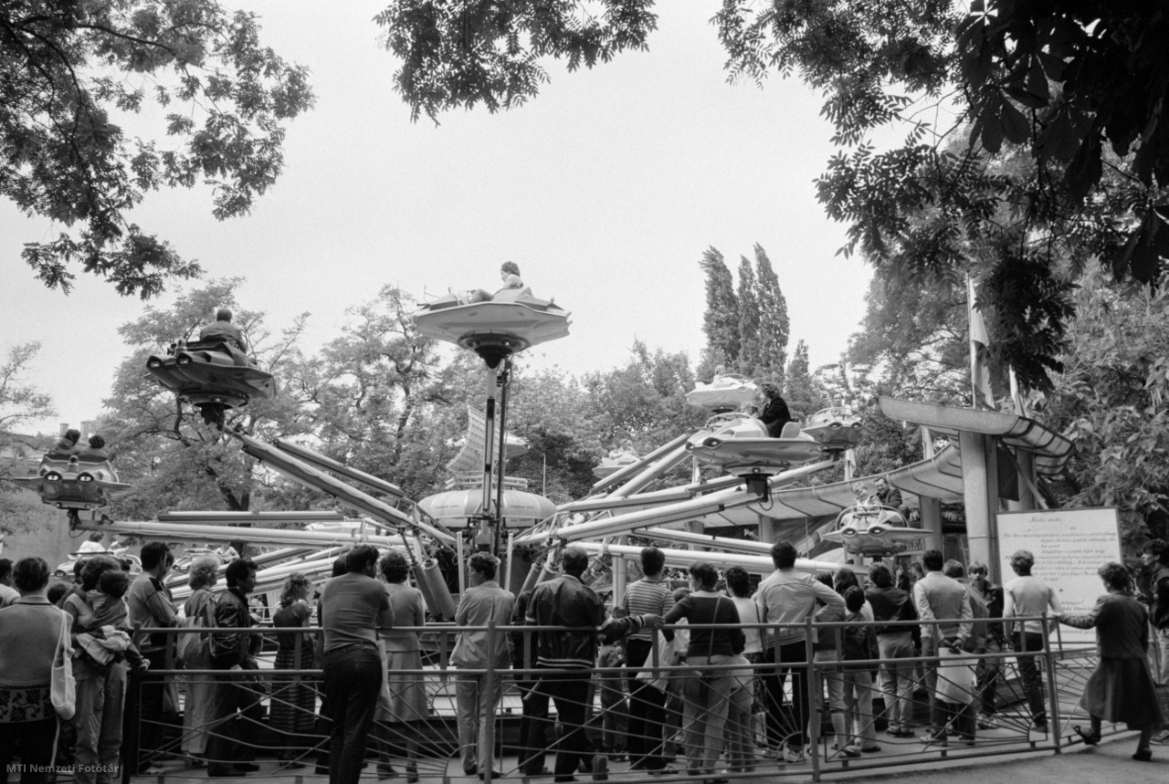 Budapest, 1985. június 2. Szórakozók a budapesti Vidámparkban.