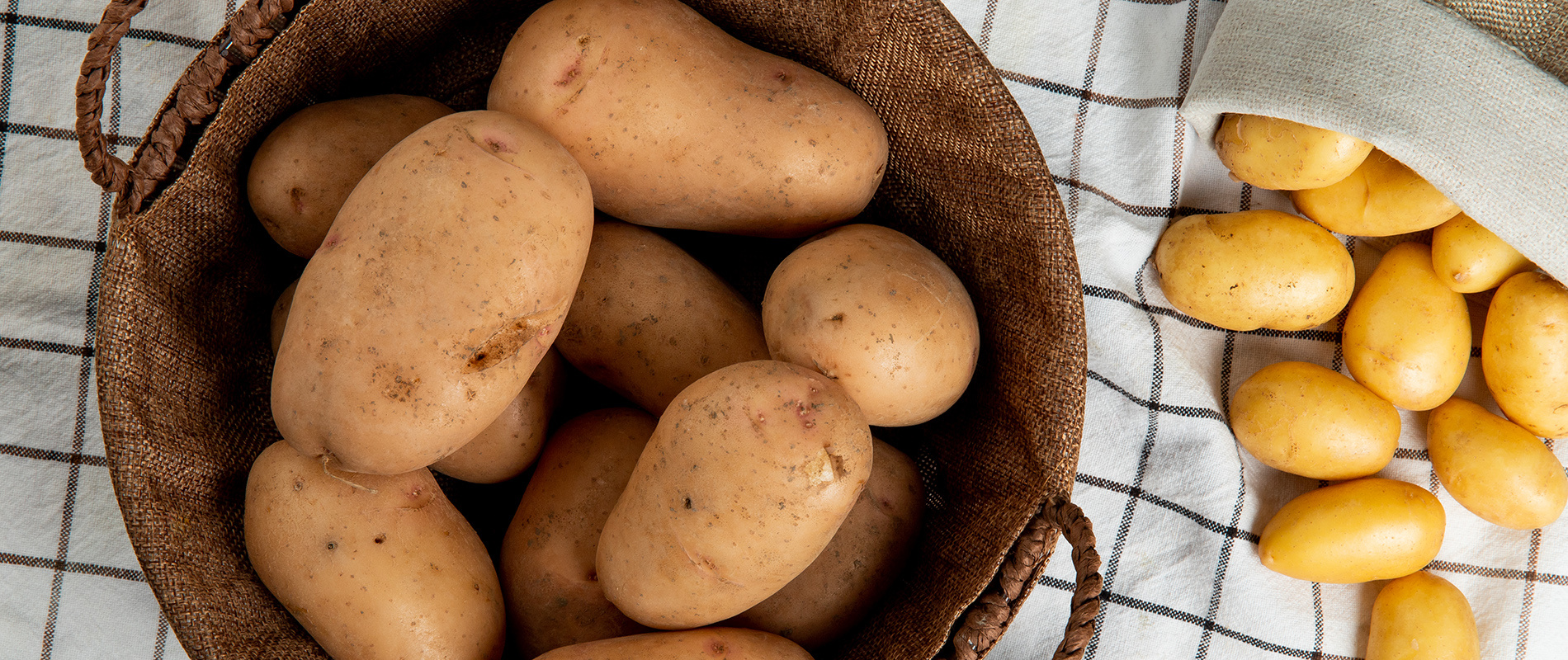 We like potatoes. Мешок картошки. Картофель в корзинке. Картофель в песке. Картофель в мешке вид сверху.
