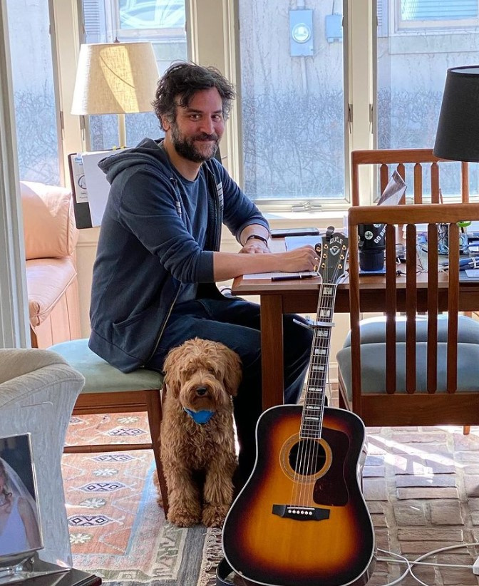 A színész imádja Nelsont, a kutyát és azt a csodás gitárt.