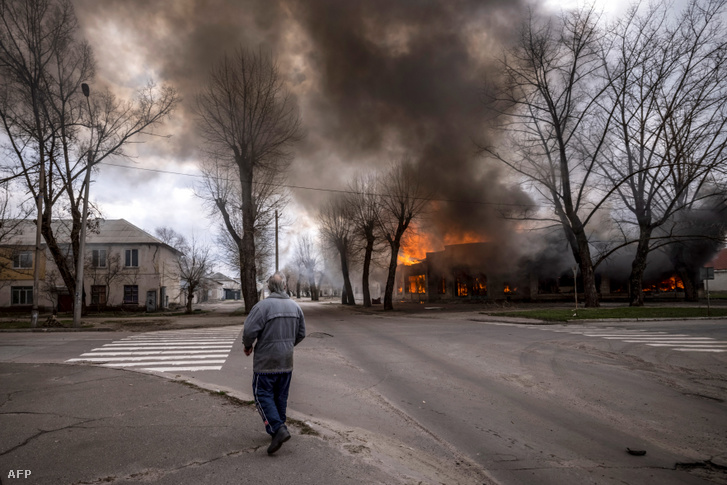 Egy kigyulladt épület Donbass régióban Ukrajnában 2022. április 6-án