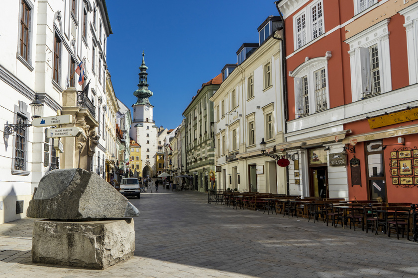Pozsony egykor a Magyar Királyság fővárosa és koronázási helyszíne volt. Pozsonynak több beceneve is van, ilyen a Szépség a Dunán vagy a Kis Nagyváros, mivel az egyik legkisebb főváros Európában. A város északnyugati részén a Duna a Morva folyóval torkollik össze. A dunai ártereknek és a város erdeinek köszönhetően Európa egyik legzöldebb városa.