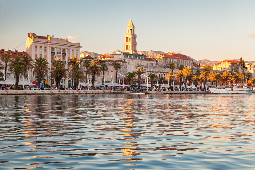Horvátország méltán kedvelt úti célja a nyaralásoknak. Az Adria IC éjszakai járatai június 10. és szeptember 24. között idén is egyenesen a tengerpartra, Split központjába érkeznek reggelre, főszezonban heti 3 alkalommal, elő- és utószezonban heti 2 alkalommal. A dalmátok kincsének mediterrán hangulatú utcái, történelmi emlékei egyaránt magával ragadnak.