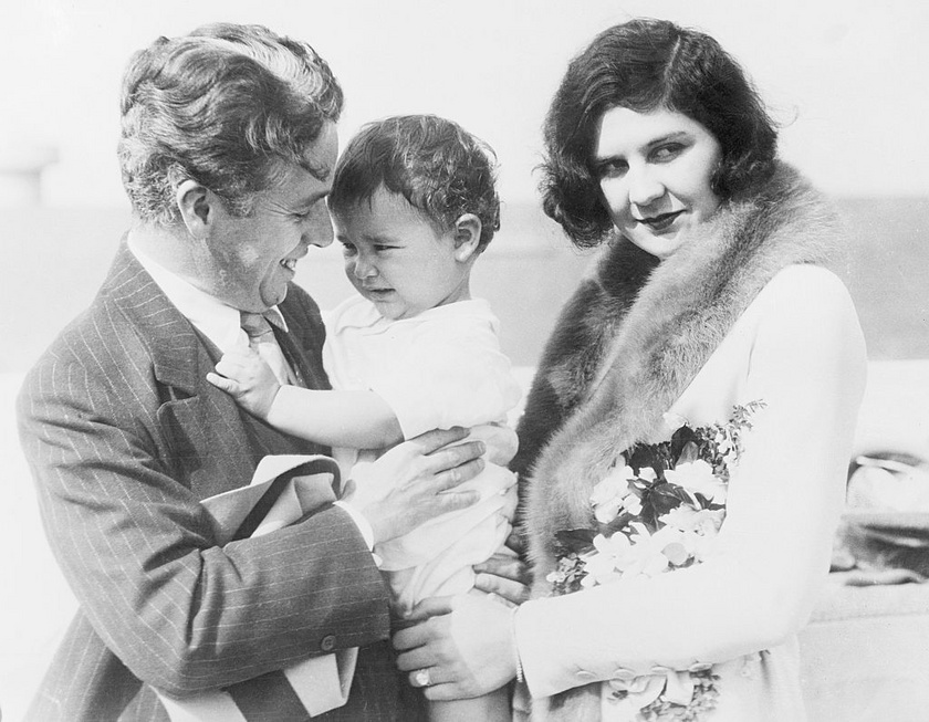 Charlie Chaplin és Lita Grey nagyobbik fiukkal.