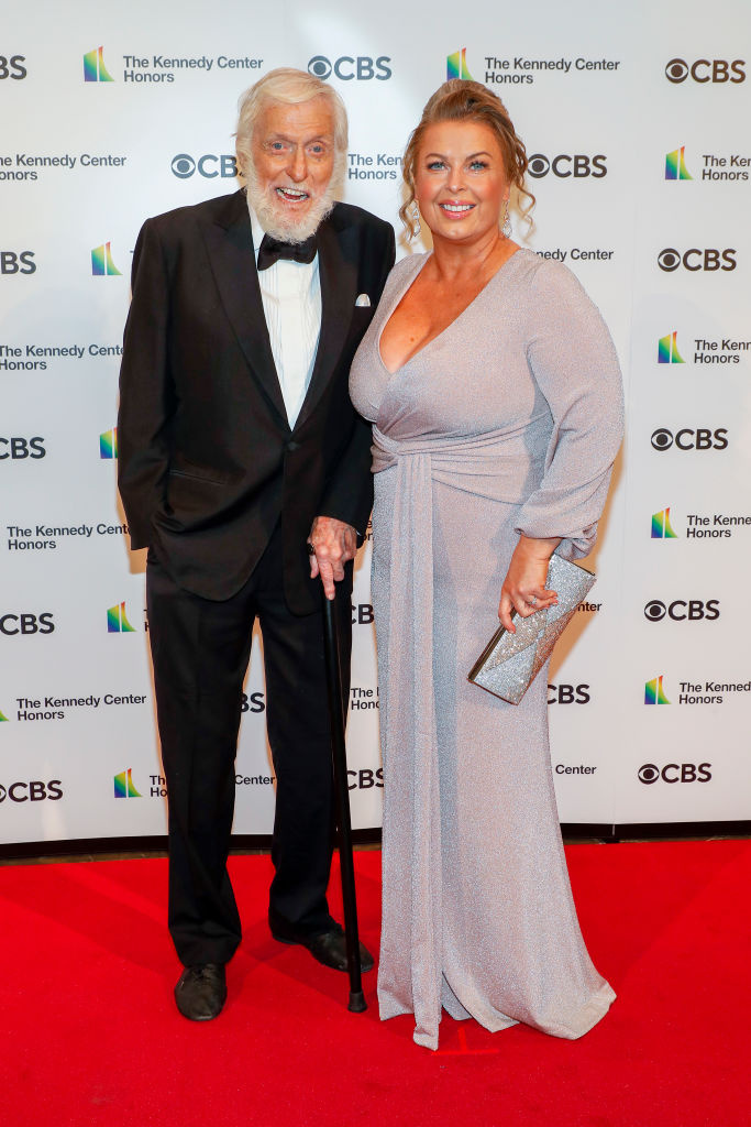 Dick Van Dyke és felesége egy vörös szőnyeges eseményen.