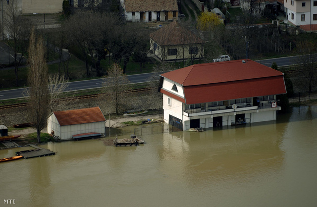 2006. április 7. Az áradó Duna Paks közelében.