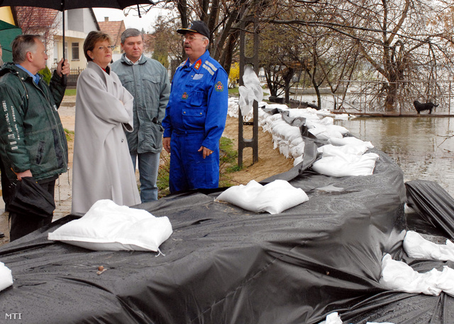 2006. április 6. Szili Katalin az Országgyűlés elnöke Pfeiffer Márton megyei katasztrófavédelmi igazgató (j) társaságában megtekinti az árvízvédelmi munkát Dunaszekcsőn.