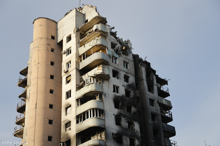 Egy megrongálódott épület Mariupolban 2022. május 21-én