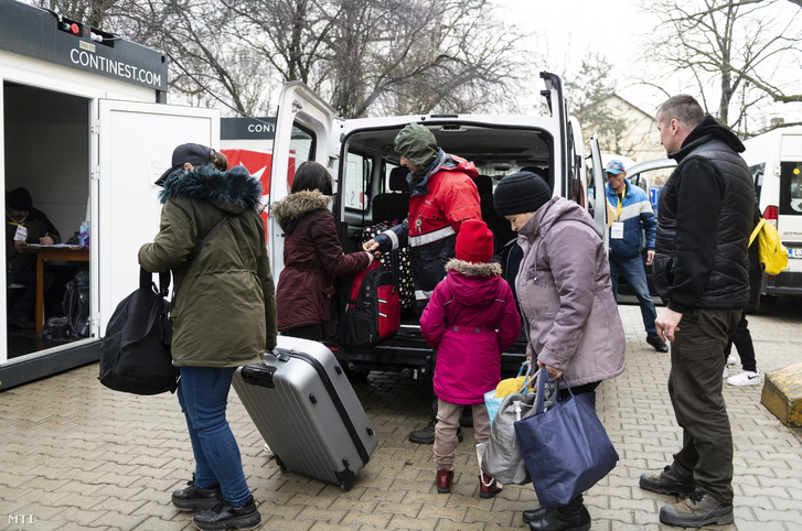 Az orosz-ukrán háború elõl Ukrajnából menekülõ emberek érkeznek a beregsurányi polgármesteri hivatal udvarán az épületben kialakított segítségpontra 2022. március 16-án