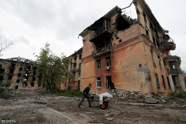 Lebombázott lakóházak az Azovstal Vas- és Acélgyár közelében Ukrajnában 2022. május 22-én