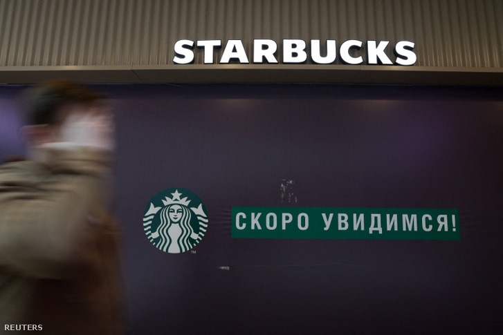 Egy bezárt Starbucks kávézó Szentpétervár központjában 2022. május 23-án