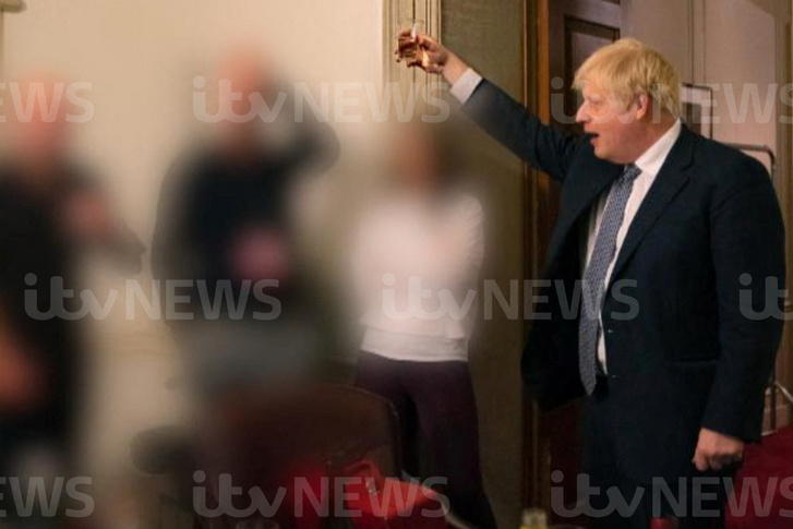 Boris Johnson brit miniszterelnök felemel egy poharat egy buli közben a Downing Streeten a koronavírus-járvány miatti lezárások alatt Londonban 2020. november 13-án