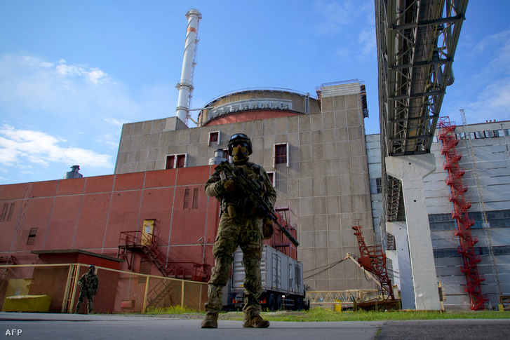 Orosz katona őrködik a zaporizzsjai atomerőmű második reaktora előtti területen 2022. május 1-jén