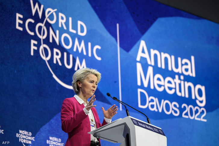 Ursula von der Leyen, az Európai Bizottság elnöke beszédet mond a közgyűlés előtt a Világgazdasági Fórum davosi kongresszusán 2022. május 24-én