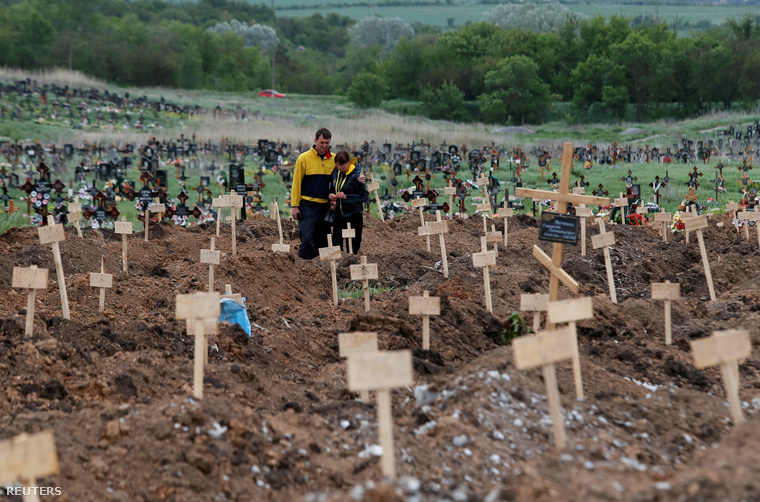 Gyászoló hozzátartozók Staryi Krym település új temetőjében, ahová a háború áldozatait temették