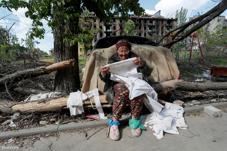 Egy helyi lakos ül egy udvaron egy panelház közelében Mariupol kikötővárosban május 20-án