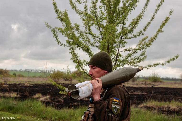Ukrán katona a harkivi régióban május 9-én