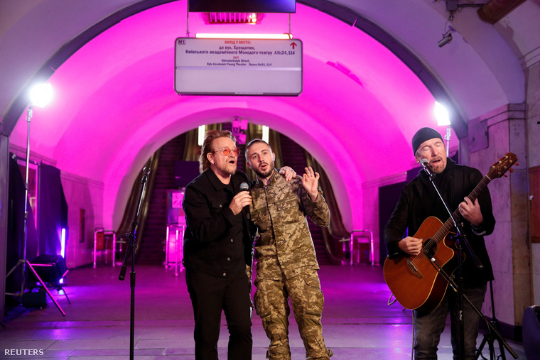 A U2 frontembere Kijevben adott koncertet az egyik metróállomáson május 8-án