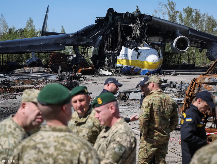 Ukrán katonák állnak a világ legnagyobb repülőgépe, a majdnem megsemmisült Antonov An-225 Mriya teherszállító repülőgép előtt Hostomel városának egyik repülőterén május 5-én