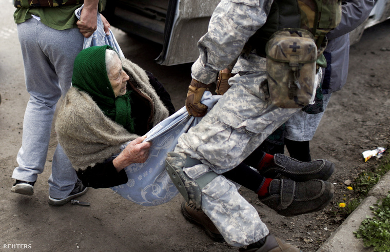 Idős nőt menekítenek ki Harkivból május 2-án