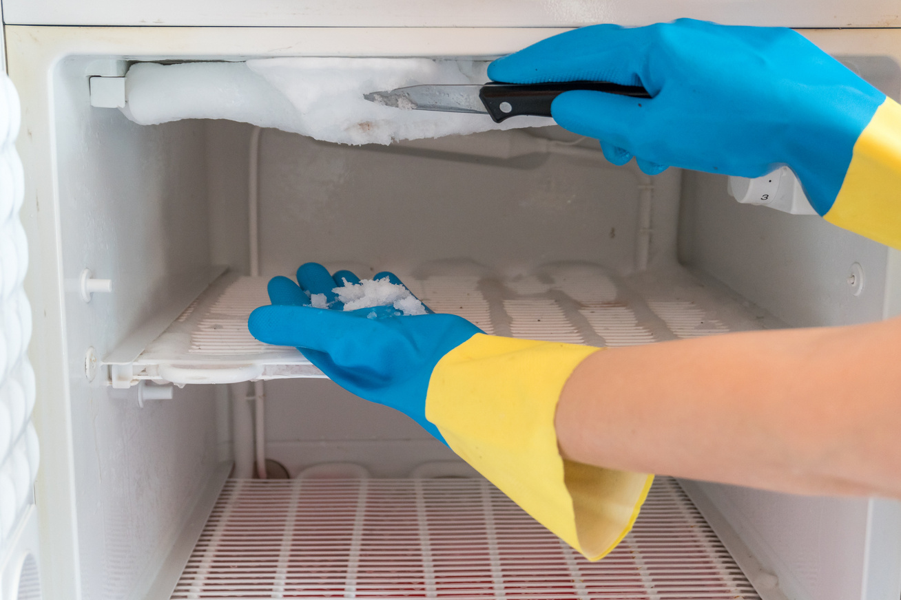 Как избавиться от запаха в шкафу с посудой