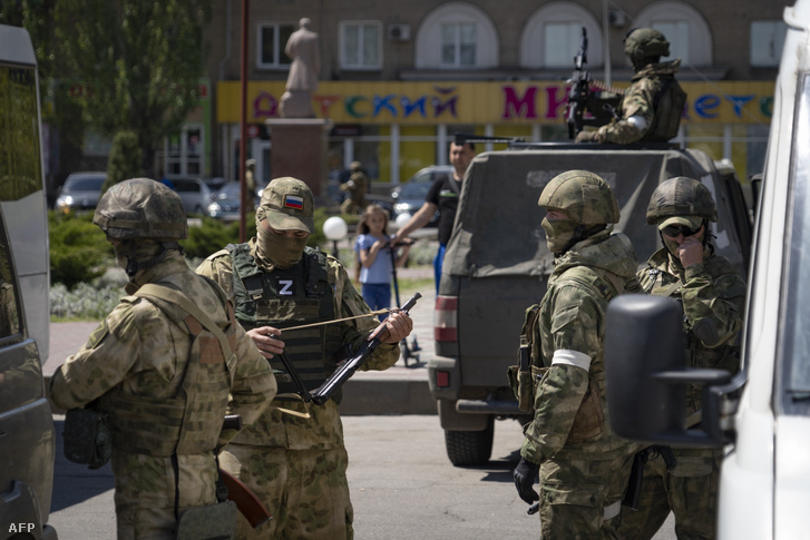 Orosz katonák Melitopolban 2022. május 1-jén