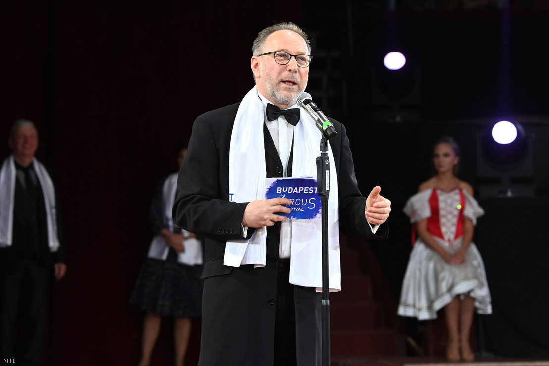 Fekete Péter beszédet mond a XIV. Budapest Nemzetközi Cirkuszfesztivál díjátadó gálaműsorán a Fővárosi Nagycirkuszban 2022. január 17-én