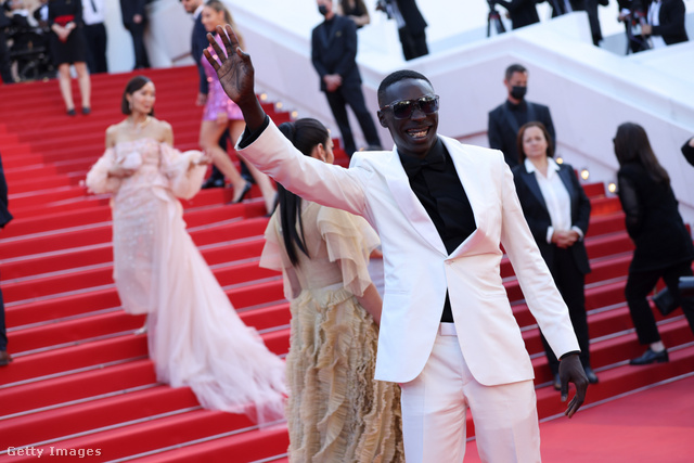 Khaby Lame ezeket a vadhajtásokat figurázza ki – annyira népszerűvé vált, hogy idén már Cannes-ba is hivatalos volt a filmfesztiválra!