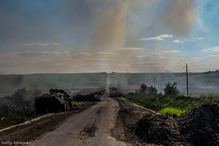 Füst a Szeverodonyeck és Kramatorszk közötti úton 2022. május 23-án