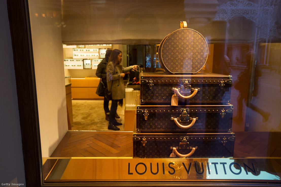 Egy Louis Vuitton-üzlet kirakata Moszkvában, Oroszországban 2016. december 28-án