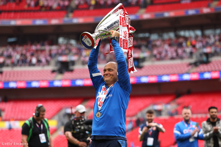 Alex Neil a playoffgyőztesnek járó trófeával távozott a Wembley gyepéről, s bár azt nem vihette haza, ígérete szerint nem maradt sokáig üres a keze...