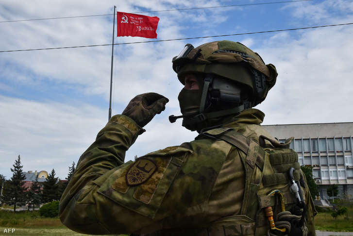 Egy orosz katona Herszon utcáin 2022. május 20-án