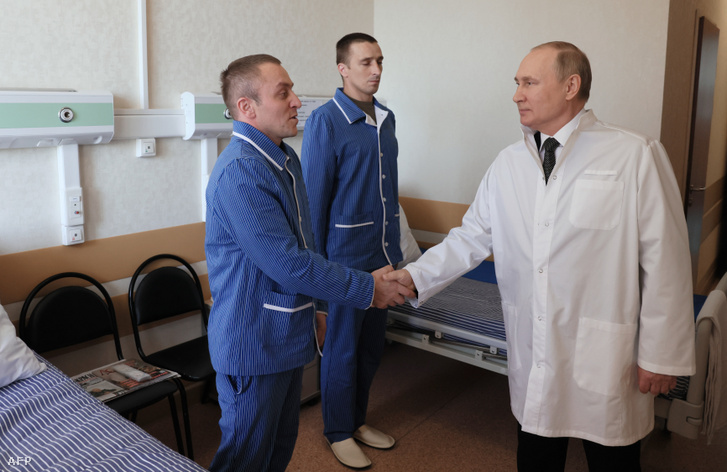 Vlagyimir Putyin orosz elnök 2022. május 25-én egy moszkvai katonai kórházban meglátogatja a  megsebesült katonákat