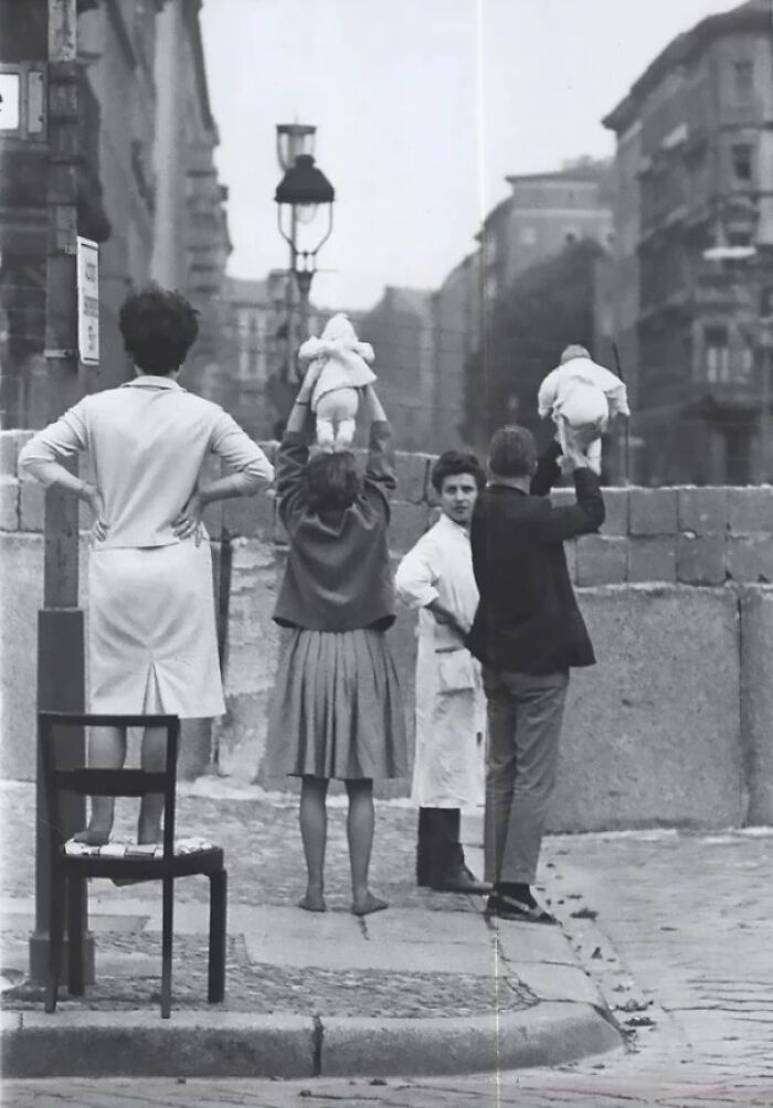 Nyugat-Berlin lakói megmutatják gyermekeiket Kelet-Berlinben élő nagyszüleiknek 1961-ben.