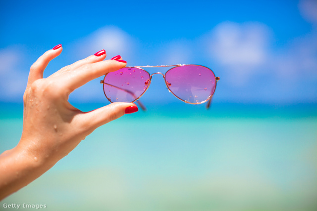 Amellett, hogy öltöztet, a napszemüveg védi a szemed egészségét