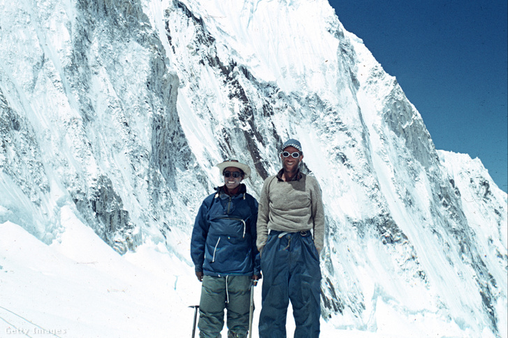 Edmund Hillary és a nepáli Tendzing Norgaj, miután sikeresen megmászták a Mount Everestet 1953. májusában