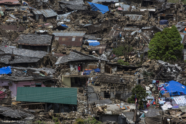 Egy férfi áll otthona előtt Barpak faluban, melynek közel 60 százaléka megsemmisült a 2015. áprilisi nepáli földrengésben