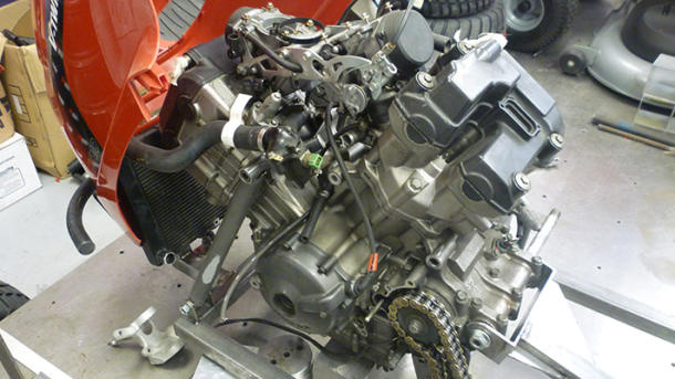 A fűnyíróba kerülő motor (fotó: Top Gear)