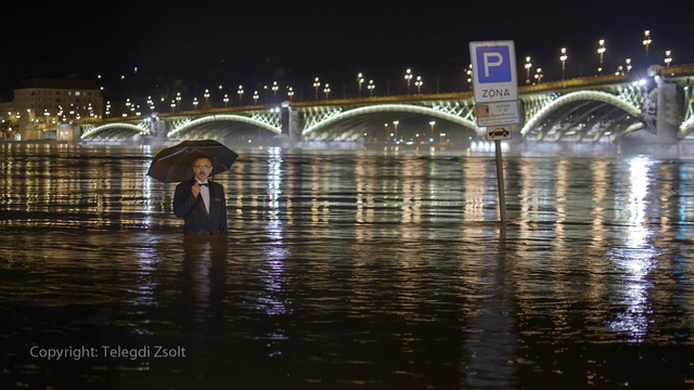 Az esernyős ember a Dunában csütörtökön éjfélkor