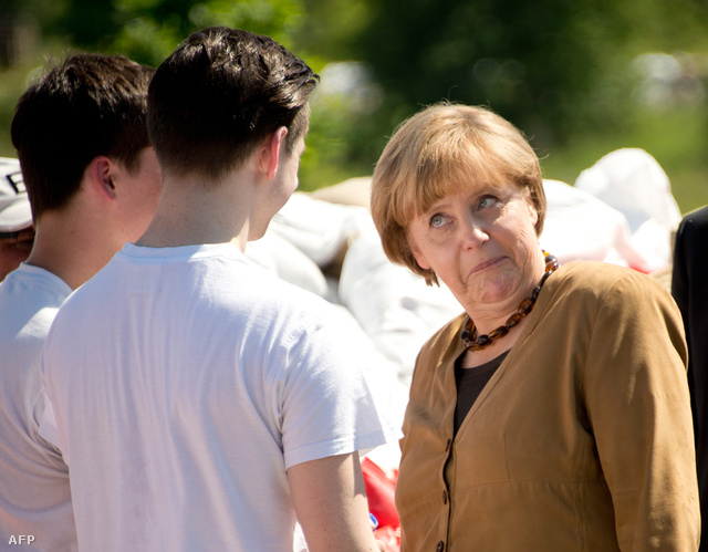 Angela Merkel gratulál a gáton dolgó önkénteseknek Bitterfeld mellett (június 6-án)